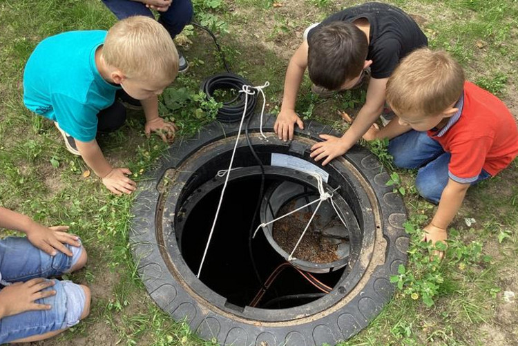 Kinder mit Wasserzisterne
