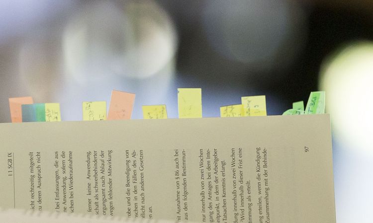 Buch mit Markierungen