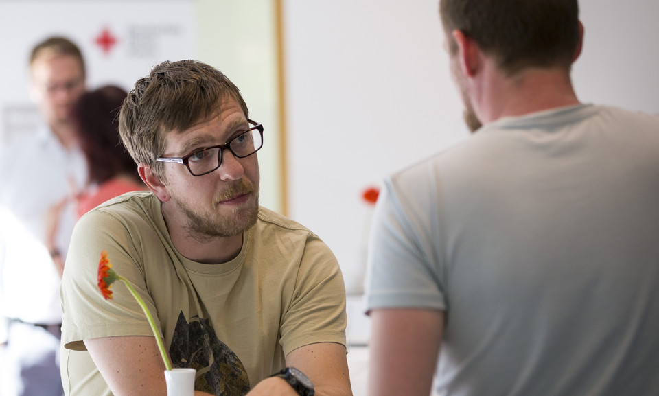 Angeregte Diskussion zwischen zwei Menschen