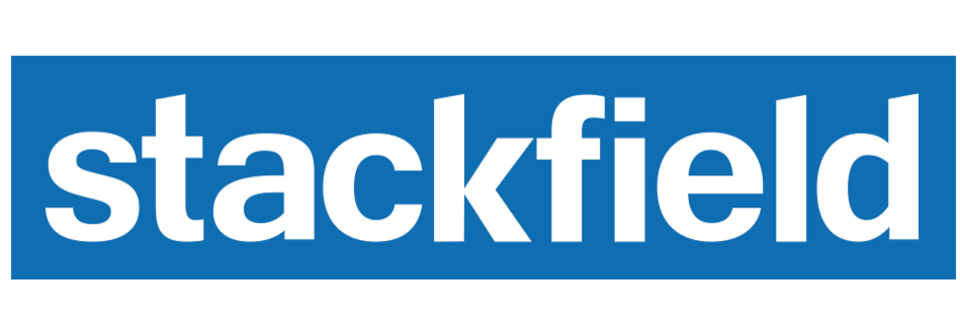 Name in weiß auf blauem Hintergrund.