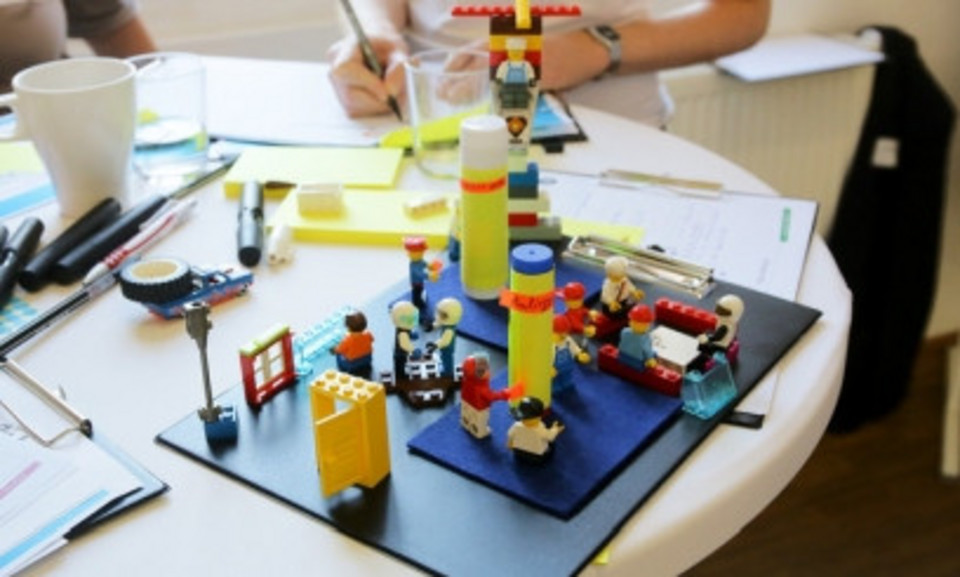 Prototyping mit Lego beim Think and Do Tank Digitalisierung des DRK Ein Prototyp aus Lego auf einem Tisch.