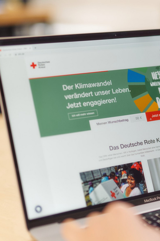 Das Bild zeigt einen Laptop auf dem die Startseite der Engagementplattform abgebildet ist.